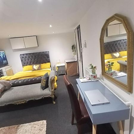 A Cosy Deluxe Size Studio With Queen Size And Sofa Bed Leeds (West Yorkshire) Exterior photo