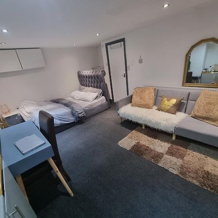 A Cosy Deluxe Size Studio With Queen Size And Sofa Bed Leeds (West Yorkshire) Exterior photo
