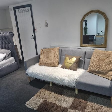 A Cosy Deluxe Size Studio With Queen Size And Sofa Bed Leeds (West Yorkshire) Exterior photo