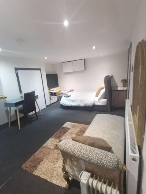 A Cosy Deluxe Size Studio With Queen Size And Sofa Bed Leeds (West Yorkshire) Exterior photo