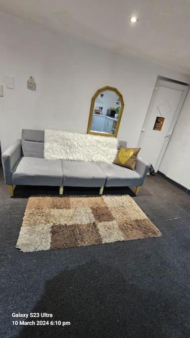 A Cosy Deluxe Size Studio With Queen Size And Sofa Bed Leeds (West Yorkshire) Exterior photo