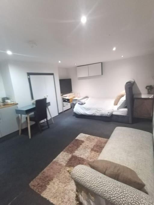 A Cosy Deluxe Size Studio With Queen Size And Sofa Bed Leeds (West Yorkshire) Exterior photo