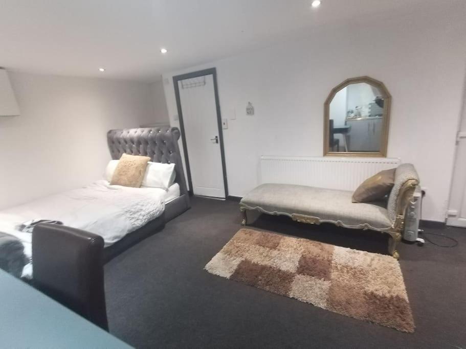 A Cosy Deluxe Size Studio With Queen Size And Sofa Bed Leeds (West Yorkshire) Exterior photo