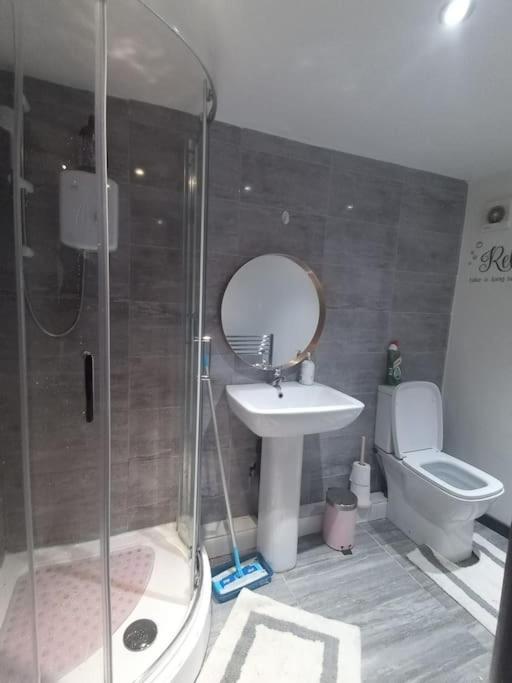 A Cosy Deluxe Size Studio With Queen Size And Sofa Bed Leeds (West Yorkshire) Exterior photo