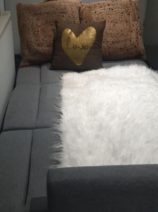 A Cosy Deluxe Size Studio With Queen Size And Sofa Bed Leeds (West Yorkshire) Exterior photo