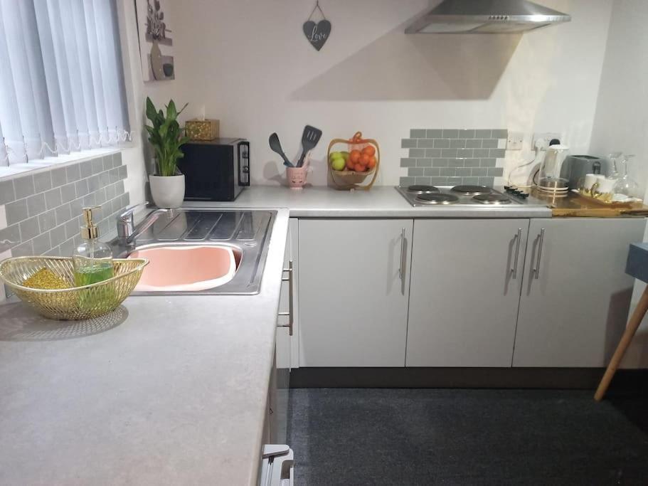 A Cosy Deluxe Size Studio With Queen Size And Sofa Bed Leeds (West Yorkshire) Exterior photo