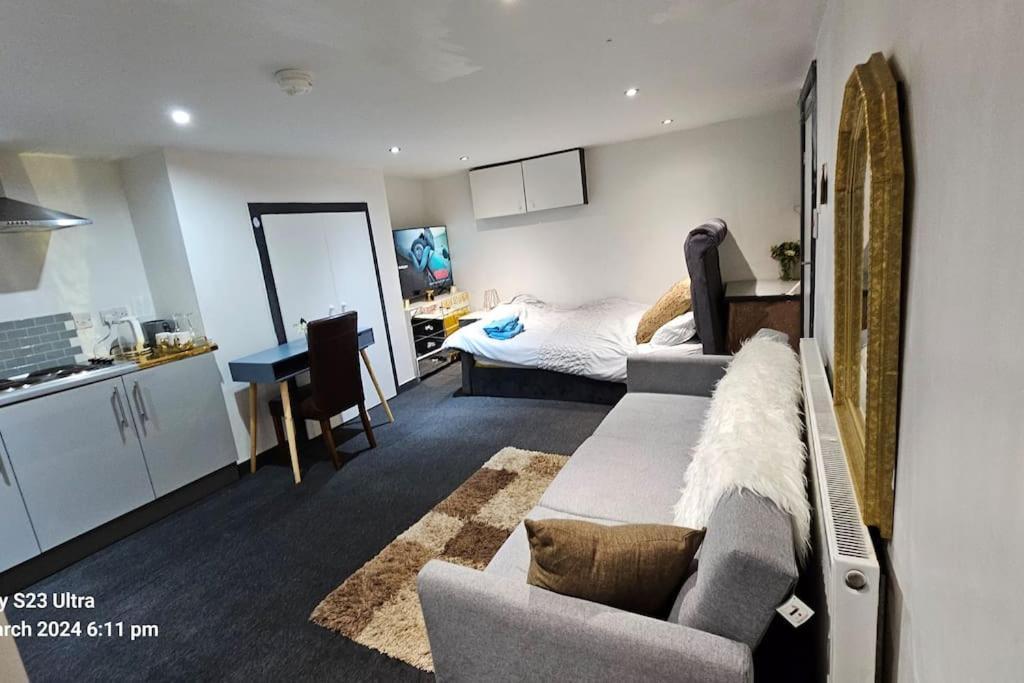 A Cosy Deluxe Size Studio With Queen Size And Sofa Bed Leeds (West Yorkshire) Exterior photo