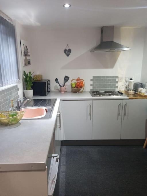 A Cosy Deluxe Size Studio With Queen Size And Sofa Bed Leeds (West Yorkshire) Exterior photo