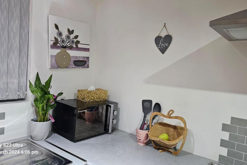 A Cosy Deluxe Size Studio With Queen Size And Sofa Bed Leeds (West Yorkshire) Exterior photo