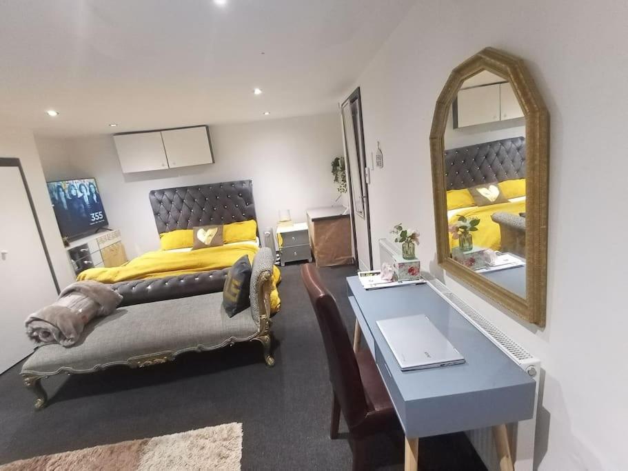 A Cosy Deluxe Size Studio With Queen Size And Sofa Bed Leeds (West Yorkshire) Exterior photo
