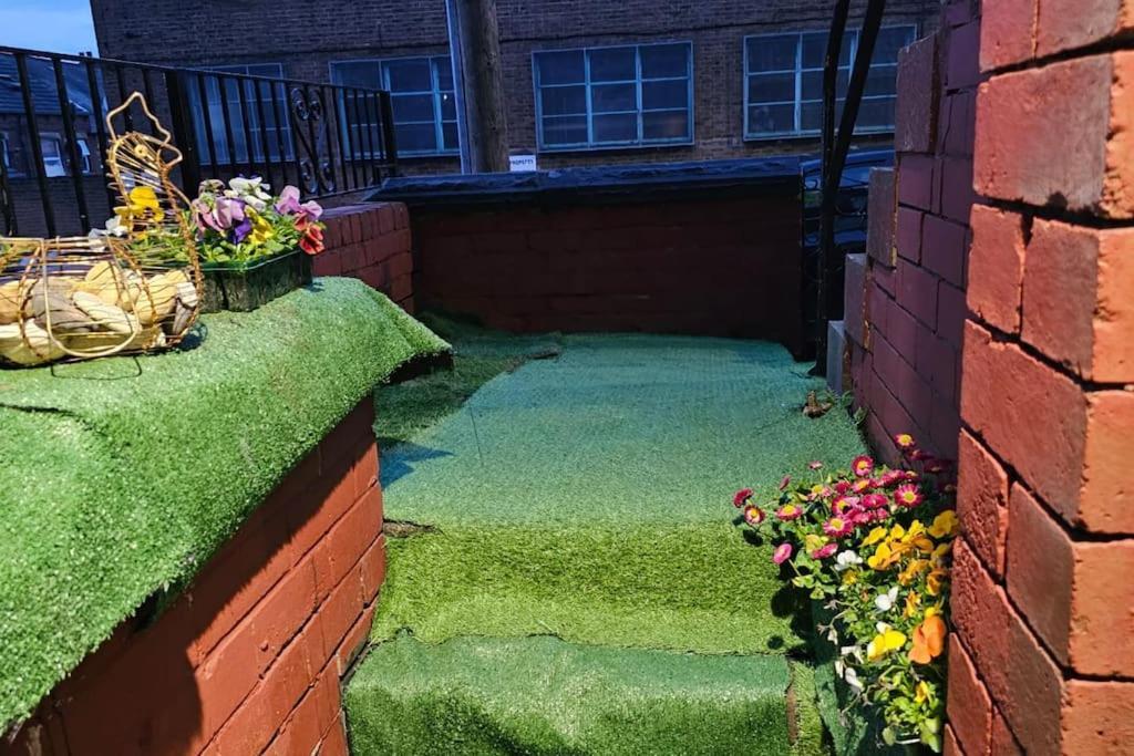 A Cosy Deluxe Size Studio With Queen Size And Sofa Bed Leeds (West Yorkshire) Exterior photo