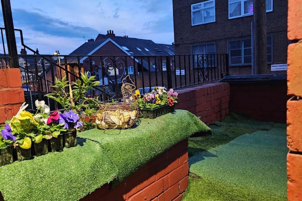 A Cosy Deluxe Size Studio With Queen Size And Sofa Bed Leeds (West Yorkshire) Exterior photo