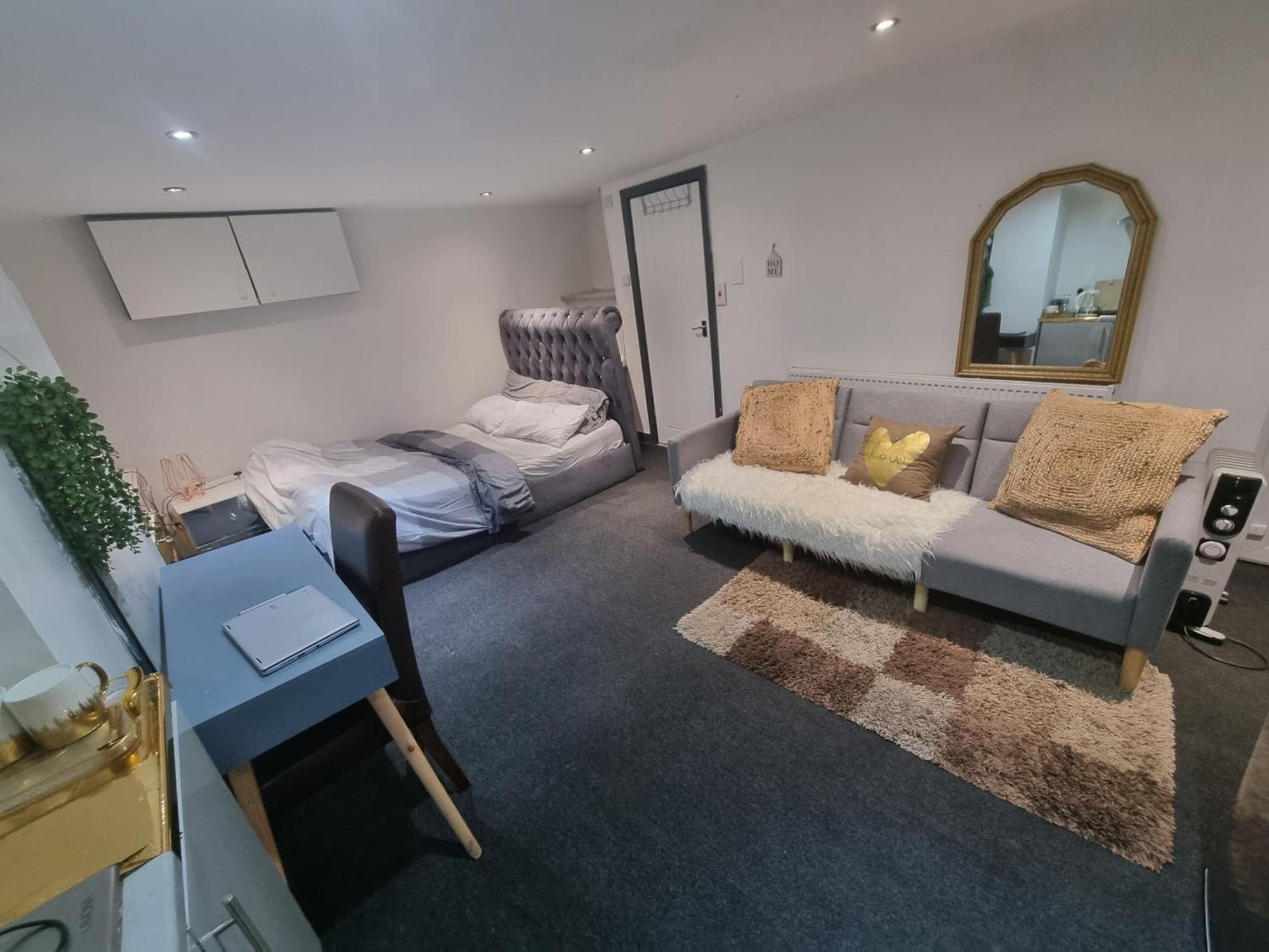 A Cosy Deluxe Size Studio With Queen Size And Sofa Bed Leeds (West Yorkshire) Exterior photo