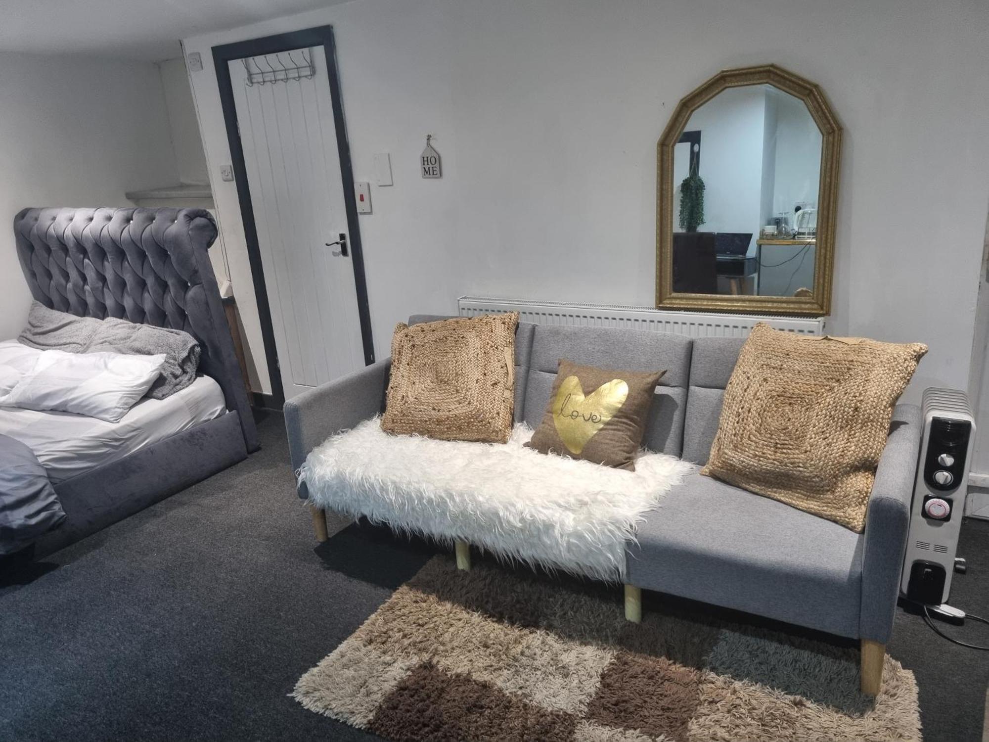 A Cosy Deluxe Size Studio With Queen Size And Sofa Bed Leeds (West Yorkshire) Exterior photo
