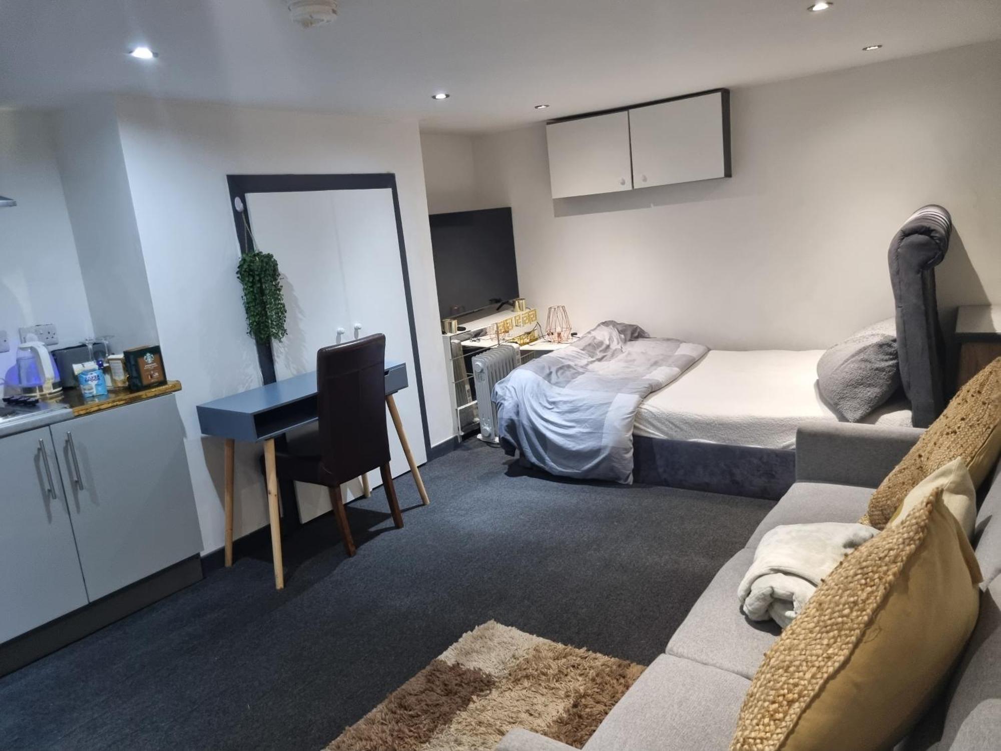 A Cosy Deluxe Size Studio With Queen Size And Sofa Bed Leeds (West Yorkshire) Exterior photo