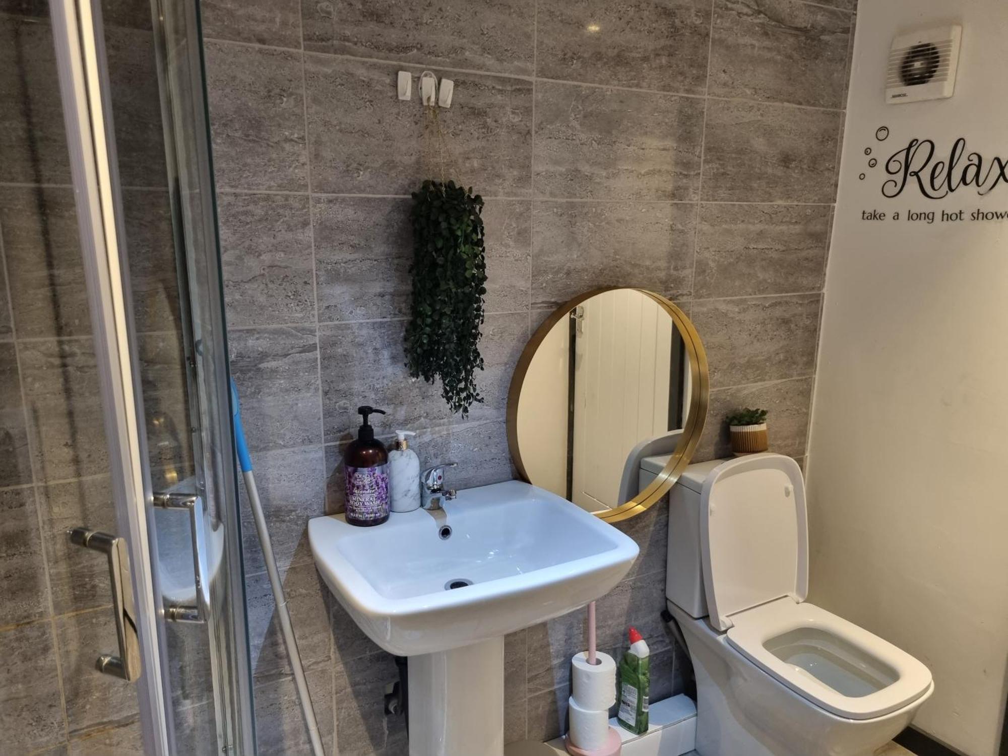 A Cosy Deluxe Size Studio With Queen Size And Sofa Bed Leeds (West Yorkshire) Exterior photo